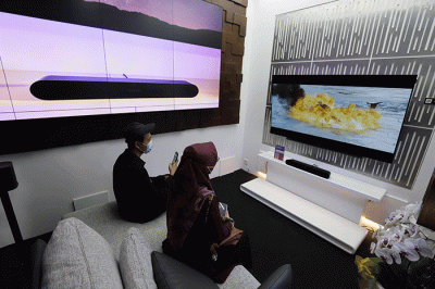 CEO of V2 Indonesia Rudi Hidayat (kanan) dan GM Marketing Communication Nandyan Banyu Biru menunjukkan soundbar terbaru di Jakarta, Jumat (24/6/2022).