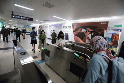 Penumpang antre di Stasiun MRT Bundaran HI, Jakarta, Jumat (24/6/2022).