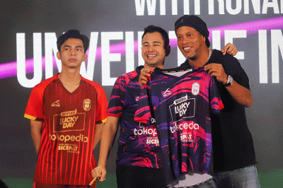 Legenda Sepak Bola Brazil Ronaldinho bersama Chairman RANS Nusantara FC Raffi Ahmad dan Rudy Salim menunjukkan jersey terbaru untuk musim 2022-2023 Liga 1.