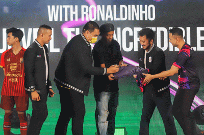 Legenda Sepak Bola Brazil Ronaldinho bersama Chairman RANS Nusantara FC Raffi Ahmad dan Rudy Salim menunjukkan jersey terbaru untuk musim 2022-2023 Liga 1.