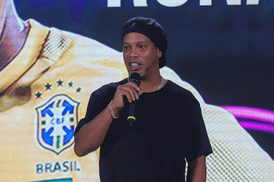 Legenda Sepak Bola Brazil Ronaldinho bersama Chairman RANS Nusantara FC Raffi Ahmad dan Rudy Salim menunjukkan jersey terbaru untuk musim 2022-2023 Liga 1.