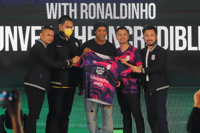 Legenda Sepak Bola Brazil Ronaldinho bersama Chairman RANS Nusantara FC Raffi Ahmad dan Rudy Salim menunjukkan jersey terbaru untuk musim 2022-2023 Liga 1.
