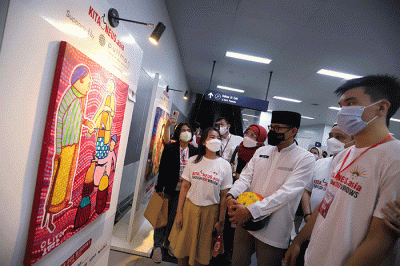 Menparekraf Sandiaga Uno meninjau pameran lukisan dari komunitas disabilitas (kolaborasi kitaoneus & MRT Jakarta), di Stasiun MRT Bundaran HI, Jakarta.