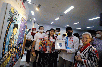 Menparekraf Sandiaga Uno meninjau pameran lukisan dari komunitas disabilitas (kolaborasi kitaoneus & MRT Jakarta), di Stasiun MRT Bundaran HI, Jakarta.