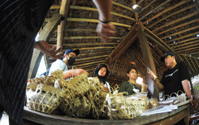 Sejumlah petani beraktivitas di lahan pertanian yang berada di kawasan Balai Perekonomian Desa (Balkondes) Karangrejo, Kecamatan Borobudur.