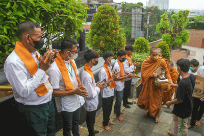 Puluhan pemuda katolik berkunjung di Vihara Tanah Putih, Semarang, Minggu (26/6/2022).