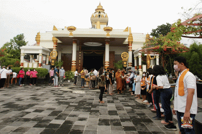 Puluhan pemuda katolik berkunjung di Vihara Tanah Putih, Semarang, Minggu (26/6/2022).