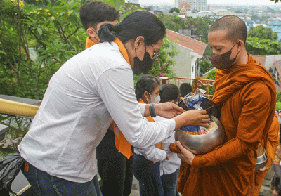 Puluhan pemuda katolik berkunjung di Vihara Tanah Putih, Semarang, Minggu (26/6/2022).