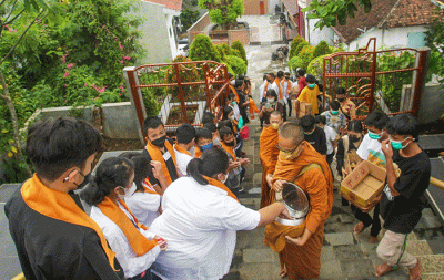 Puluhan pemuda katolik berkunjung di Vihara Tanah Putih, Semarang, Minggu (26/6/2022).