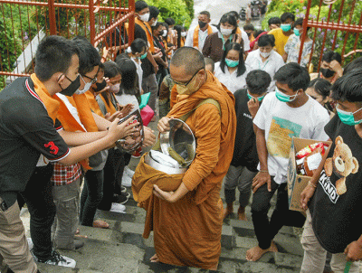Puluhan pemuda katolik berkunjung di Vihara Tanah Putih, Semarang, Minggu (26/6/2022).