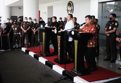 Jaksa Agung Republik Indonesia Sanitiar Burhanuddin dan Menteri BUMN Erick Thohir saat konferensi pers di Gedung Kejaksaan Agung, Jakarta, Senin (27/6/2022).