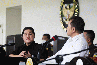 Jaksa Agung Republik Indonesia Sanitiar Burhanuddin dan Menteri BUMN Erick Thohir saat konferensi pers di Gedung Kejaksaan Agung, Jakarta, Senin (27/6/2022).