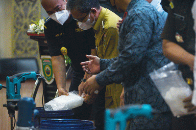 Memperingati Hari Anti Narkotika Internasional (HANI), Badan Narkotika Nasional Provinsi (BNNP) Sumsel memusnakan 4 kg narkotika jenis sabu.