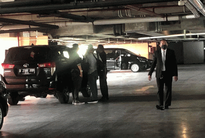 Petugas KPK melakukan penggeledahan di penthouse mantan Bupati Tanah Bumbu Mardani H Maming di Penthouse Kempinski Private Residence.