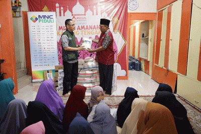 Perwakilan Team MNC Peduli Bambang menyerahkan bantuan secara simbolis kepada Ketua Asrama Mizan Amanah Karang Tengah Didin Tajudin Selasa (28/6/2022).