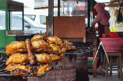 Pekerja sedang mengolah ayam bakar dan ikan bakar di salah satu tempat makan di kawasan Tangerang, Selasa, (28/6/2022).