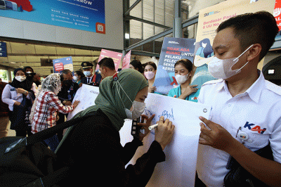Petugas KAI Commuter memegang poster saat melakukan kampanye cegah tindak kekerasan dan pelecehan seksual di Stasiun Tanah Abang, Jakarta, Rabu (29/6/2022).