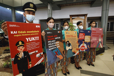 Petugas KAI Commuter memegang poster saat melakukan kampanye cegah tindak kekerasan dan pelecehan seksual di Stasiun Tanah Abang, Jakarta, Rabu (29/6/2022).