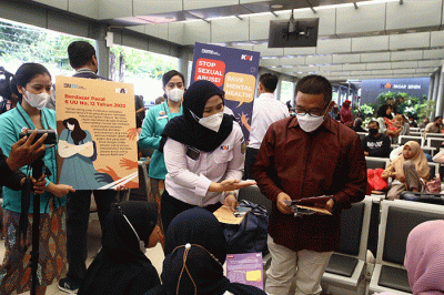 Petugas KAI Commuter memegang poster saat melakukan kampanye cegah tindak kekerasan dan pelecehan seksual di Stasiun Tanah Abang, Jakarta, Rabu (29/6/2022).