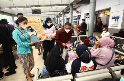 Petugas KAI Commuter memegang poster saat melakukan kampanye cegah tindak kekerasan dan pelecehan seksual di Stasiun Tanah Abang, Jakarta, Rabu (29/6/2022).
