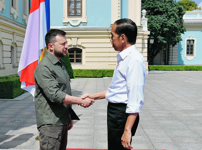 Presiden Joko Widodo tiba di Istana Maryinsky, Kyiv disambut oleh Presiden Ukraina Volodymyr Zelenskyy di pintu masuk Istana.