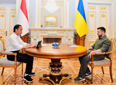 Presiden Joko Widodo tiba di Istana Maryinsky, Kyiv disambut oleh Presiden Ukraina Volodymyr Zelenskyy di pintu masuk Istana.