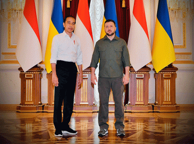 Presiden Joko Widodo tiba di Istana Maryinsky, Kyiv disambut oleh Presiden Ukraina Volodymyr Zelenskyy di pintu masuk Istana.