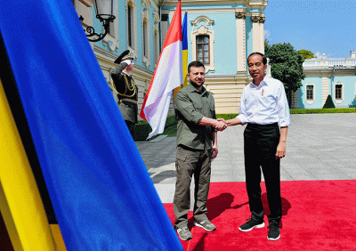 Presiden Joko Widodo tiba di Istana Maryinsky, Kyiv disambut oleh Presiden Ukraina Volodymyr Zelenskyy di pintu masuk Istana.