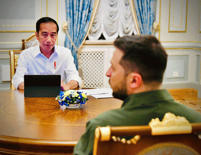 Presiden Joko Widodo tiba di Istana Maryinsky, Kyiv disambut oleh Presiden Ukraina Volodymyr Zelenskyy di pintu masuk Istana.