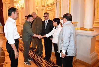 Presiden Joko Widodo tiba di Istana Maryinsky, Kyiv disambut oleh Presiden Ukraina Volodymyr Zelenskyy di pintu masuk Istana.