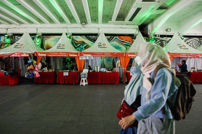 Sejumlah warga berjalan melintasi mural di Terowongan Kendal, Sudirman, Jakarta, Rabu (29/6/2022).