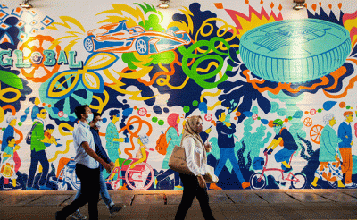 Sejumlah warga berjalan melintasi mural di Terowongan Kendal, Sudirman, Jakarta, Rabu (29/6/2022).