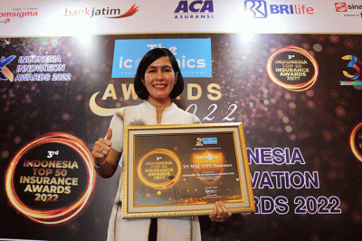 Direktur MNC Life Febriyani Sjofjan Yahya (kanan) menerima penghargaan dalam acara Indonesia Top 50 Insurance Awards 2022.