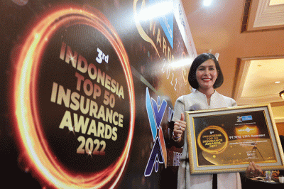 Direktur MNC Life Febriyani Sjofjan Yahya (kanan) menerima penghargaan dalam acara Indonesia Top 50 Insurance Awards 2022.