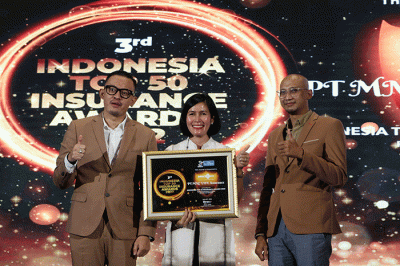 Direktur MNC Life Febriyani Sjofjan Yahya (kanan) menerima penghargaan dalam acara Indonesia Top 50 Insurance Awards 2022.
