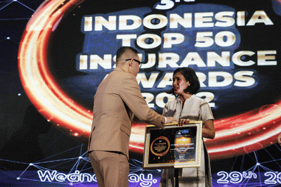 Direktur MNC Life Febriyani Sjofjan Yahya (kanan) menerima penghargaan dalam acara Indonesia Top 50 Insurance Awards 2022.