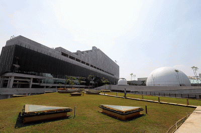 Pegawai Wika Gedung beraktivitas di area perpustakaan gedung panjang kawasan proyek revitalisasi pusat kesenian Jakarta Taman Ismail Masrzuki (TIM) Tahap I.
