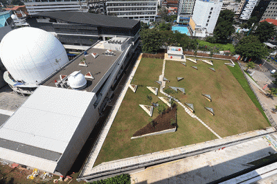 Pegawai Wika Gedung beraktivitas di area perpustakaan gedung panjang kawasan proyek revitalisasi pusat kesenian Jakarta Taman Ismail Masrzuki (TIM) Tahap I.