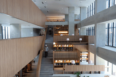 Pegawai Wika Gedung beraktivitas di area perpustakaan gedung panjang kawasan proyek revitalisasi pusat kesenian Jakarta Taman Ismail Masrzuki (TIM) Tahap I.