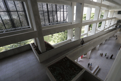 Pegawai Wika Gedung beraktivitas di area perpustakaan gedung panjang kawasan proyek revitalisasi pusat kesenian Jakarta Taman Ismail Masrzuki (TIM) Tahap I.