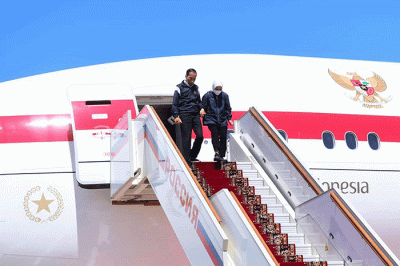 Presiden Joko Widodo (Jokowi) dan Ibu Negara Iriana Jokowi tiba di Moskow, Rusia, Kamis (30/6/2022).