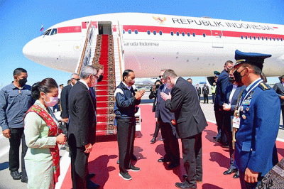 Presiden Joko Widodo (Jokowi) dan Ibu Negara Iriana Jokowi tiba di Moskow, Rusia, Kamis (30/6/2022).