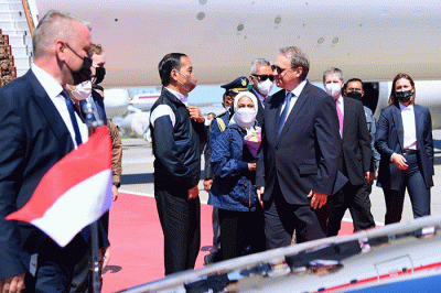 Presiden Joko Widodo (Jokowi) dan Ibu Negara Iriana Jokowi tiba di Moskow, Rusia, Kamis (30/6/2022).