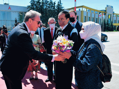 Presiden Joko Widodo (Jokowi) dan Ibu Negara Iriana Jokowi tiba di Moskow, Rusia, Kamis (30/6/2022).