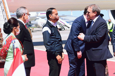 Presiden Joko Widodo (Jokowi) dan Ibu Negara Iriana Jokowi tiba di Moskow, Rusia, Kamis (30/6/2022).