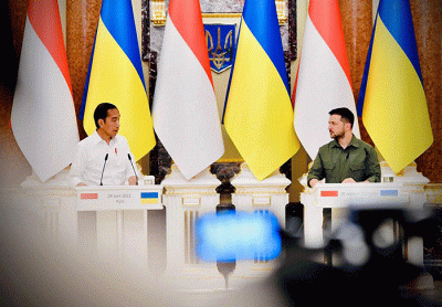 Presiden Joko Widodo mengadakan pertemuan dengan Presiden Ukraina, Volodymyr Zelenskyy, di Istana Maryinsky, Kyiv, Ukraina, Rabu (29/6/2022).