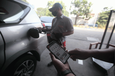 Warga menunjukkan aplikasi MyPertamina saat mengisi bahan bakar minyak (BBM) di SPBU Abdul Muis, Jakarta, Kamis (30/6/2022).