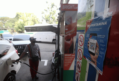 Warga menunjukkan aplikasi MyPertamina saat mengisi bahan bakar minyak (BBM) di SPBU Abdul Muis, Jakarta, Kamis (30/6/2022).