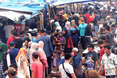Aktivitas nelayan dan pedagang di Tempat Pelelangan Ikan (TPI) Beba, Galesong Utara, Kabupaten Takalar, Sulsel, Rabu (29/6/2022).