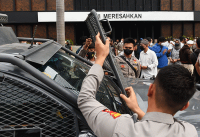 Aksi damai ratusan massa yang tergabung dalam Aliansi Masyarakat Anti Maksiat (Amanat) yang menolak Holywings di Palembang, Rabu (29/6/2022).